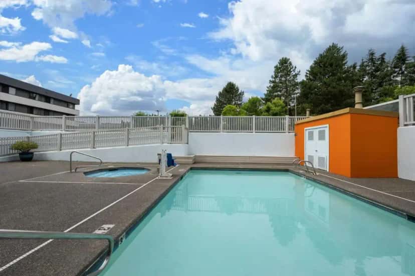 In-room hot tub at Best Western Alderwood in Lynnwood, WA