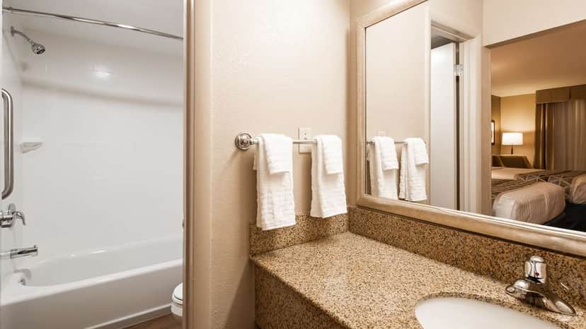 Deep soaking bathtub at Best Western Annapolis