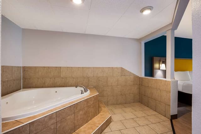 Jetted bathtub