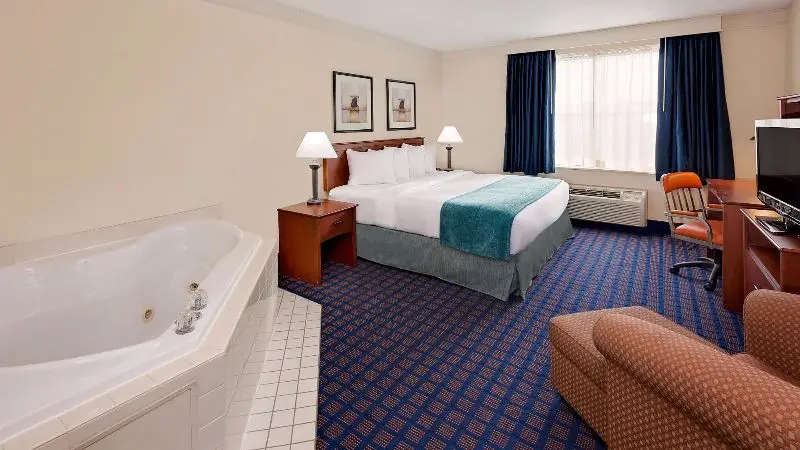 Hotels with jacuzzi in room in Byron Center