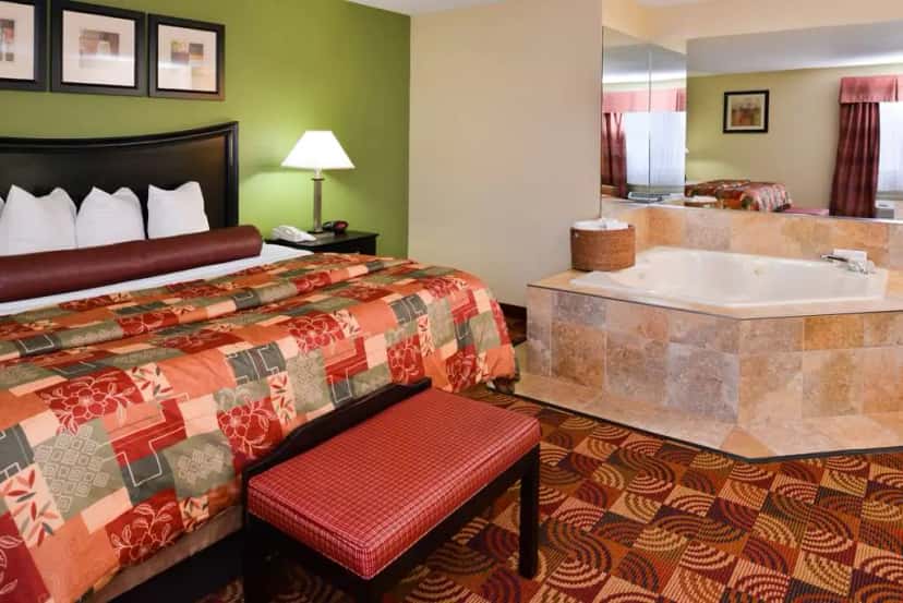 In-room hot tub at Best Western Canal Winchester Inn - Columbus South East in Canal Winchester, OH