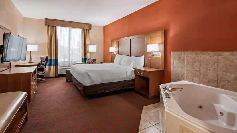 In-room hot tub at Best Western Cannon A.F.B. in Clovis, NM