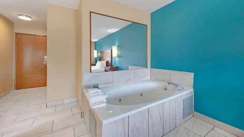 In-room hot tub at Best Western Central City in Central City, KY