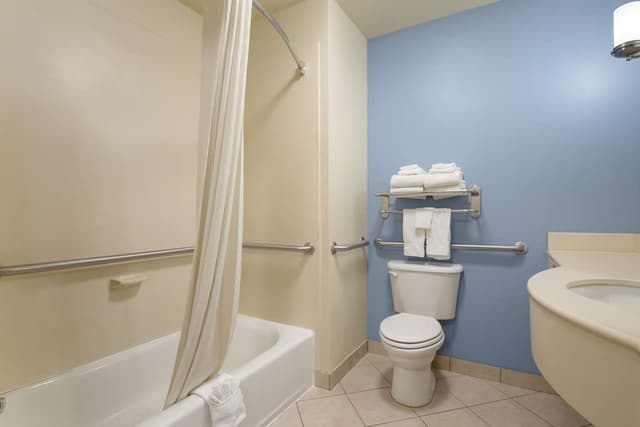 Deep soaking bathtub