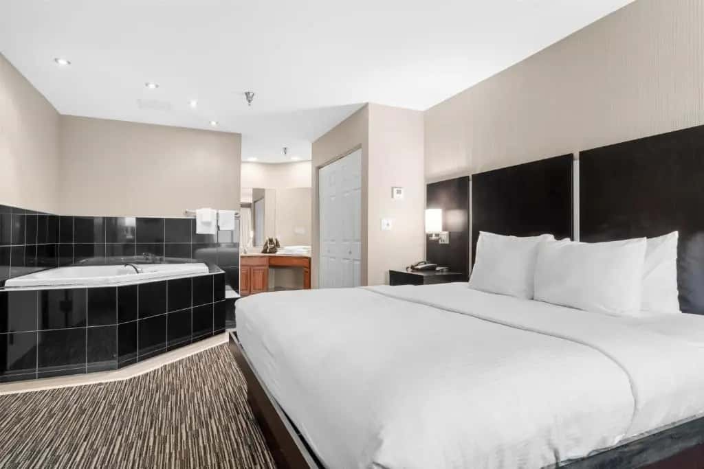 Private in-room jacuzzi in the King Suite with Spa Bath and Kitchenette - Non-Smoking at Best Western Courtview Hotel