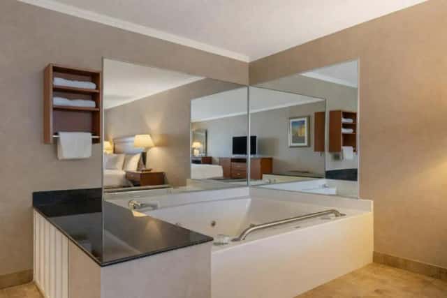 Jetted bathtub at Best Western Davison Inn