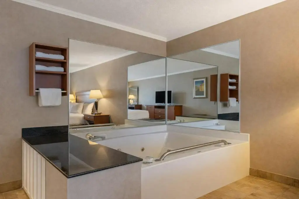 Hotels with jacuzzi in room in Davison