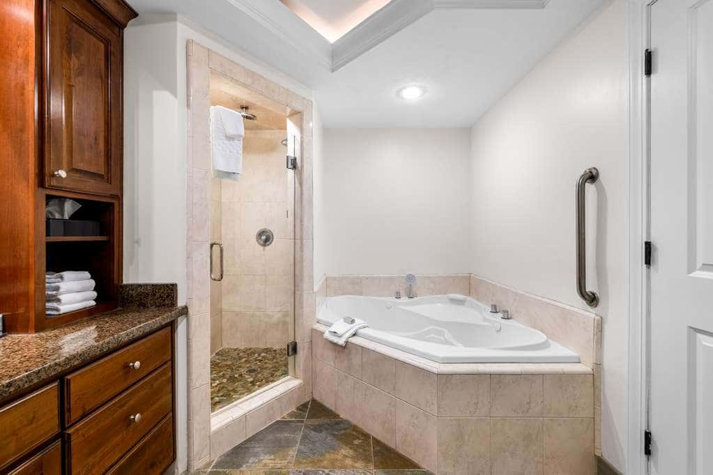 Deep soaking bathtub at Best Western Driftwood Inn