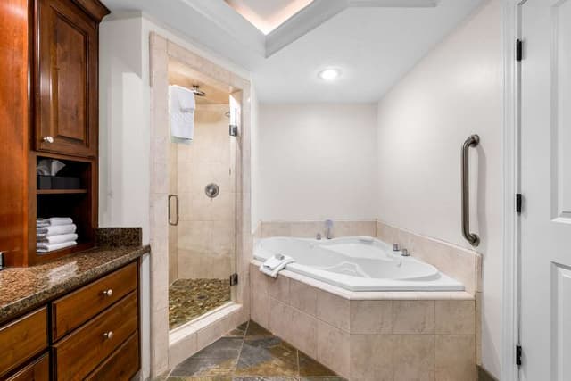 Deep soaking bathtub