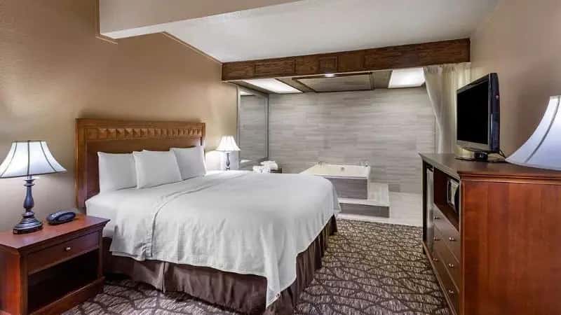 In-room hot tub at Best Western Dunmar Inn in Evanston, WY