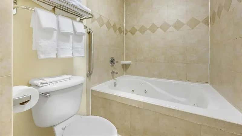 In-room hot tub at Best Western East El Paso Inn in Clint, TX