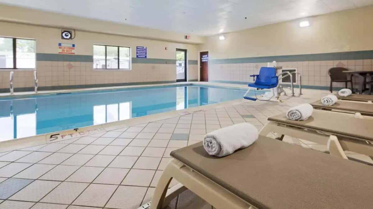 a swimming pool in a large room with a pool at Best Western Elkhart Inn & Suites in Elkhart