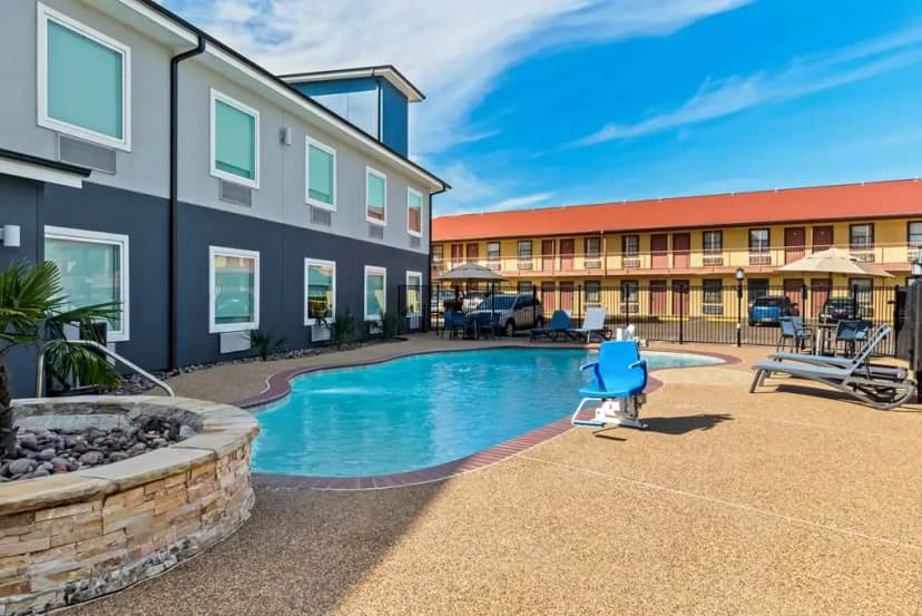 Hotels with jacuzzi in room in Seagoville