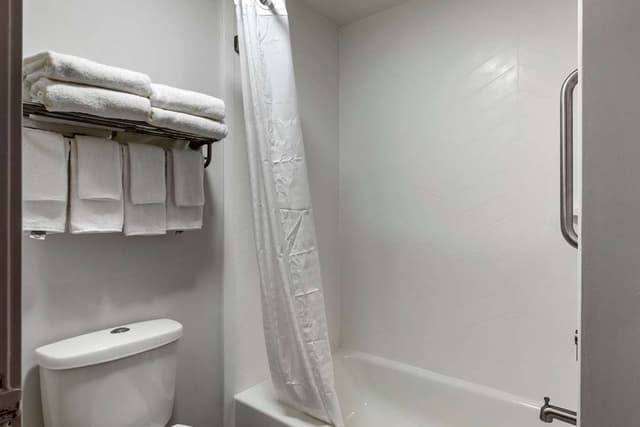 Deep soaking bathtub