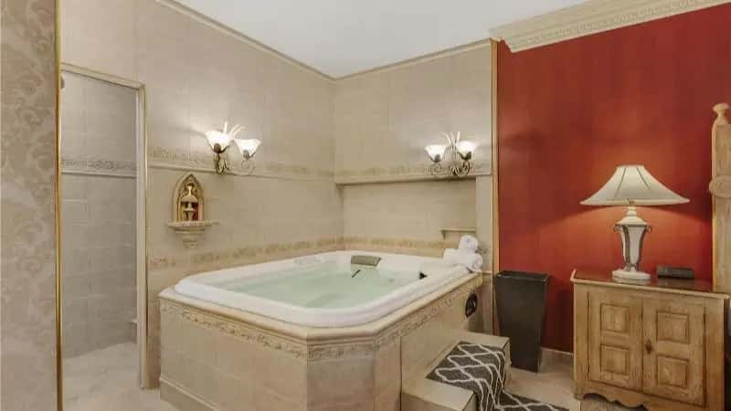 In-room hot tub at Best Western Fireside Inn in Kingston, NY