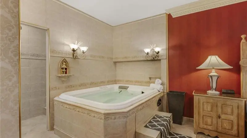 Hotels with jacuzzi in room in Kingston