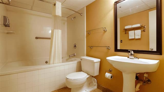 Deep soaking bathtub