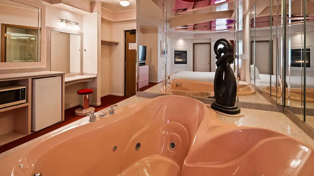 Private in-room jacuzzi at Best Western Galena Inn & Suites