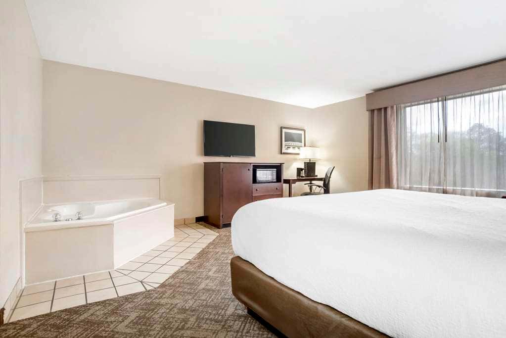 Private in-room jacuzzi tub at Best Western Gardendale