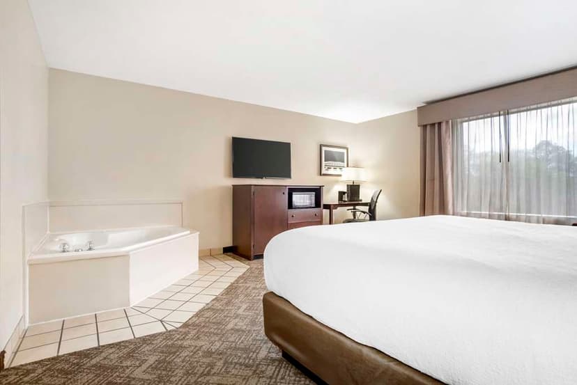 Hotels with jacuzzi in room in Gardendale