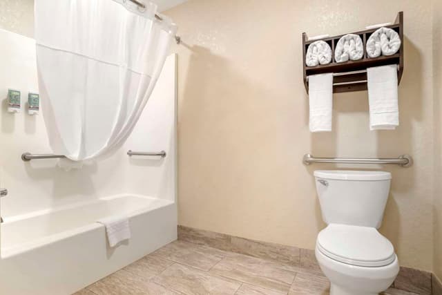 Deep soaking bathtub