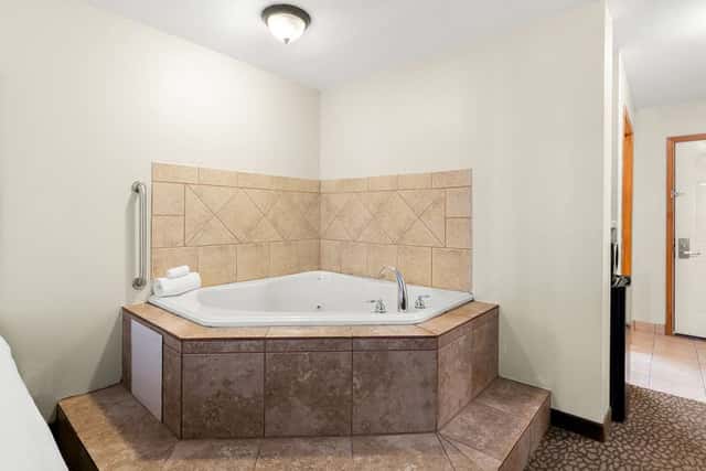 Jetted bathtub