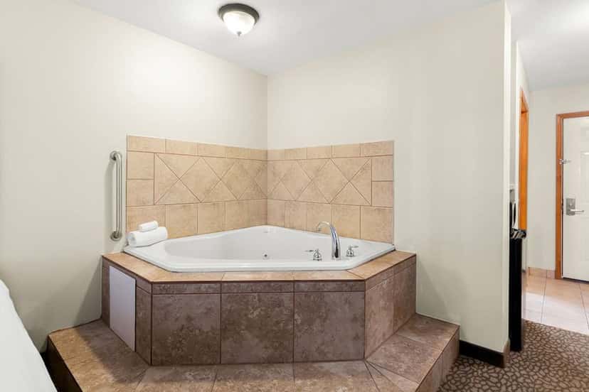 In-room jacuzzi tub at Best Western George West Executive Inn in George West, TX