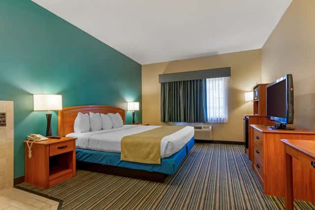Best Western Governors Inn & Suites — guest room