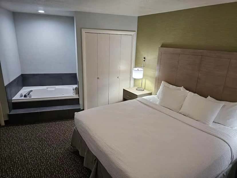 In-room hot tub at Best Western Grants Pass Inn in Grants Pass, OR