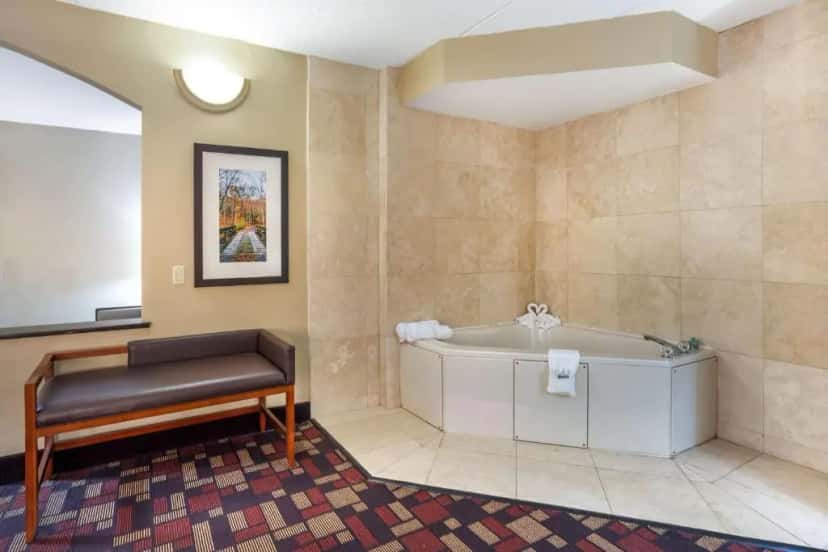 In-room hot tub at Best Western Grantville/hershey in Grantville, PA