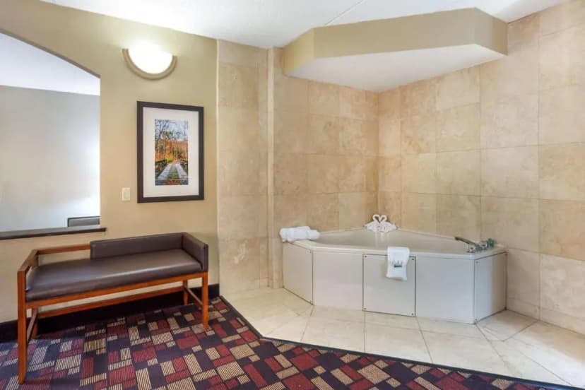 Hotels with jacuzzi in room in Grantville