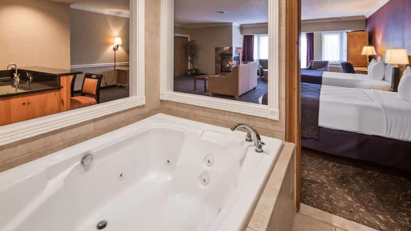 In-room hot tub at Best Western Greenfield Inn in Allen Park, MI
