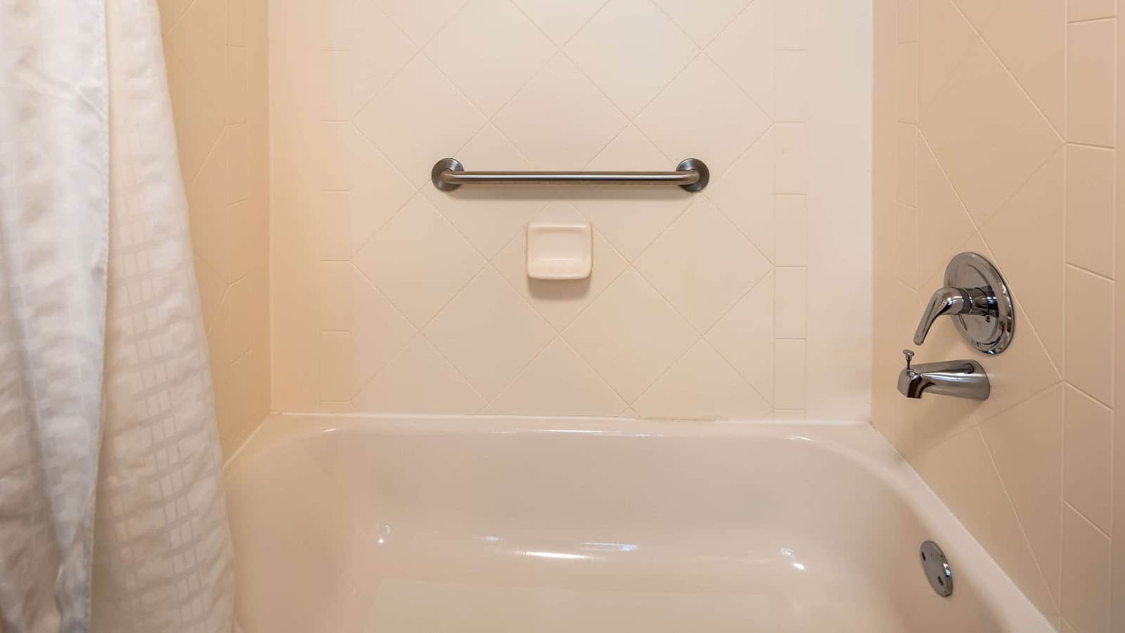 Deep soaking bathtub at Best Western Harrisburg North