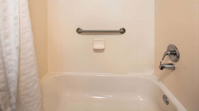 Deep soaking bathtub