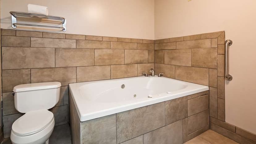 Hotels with jacuzzi in room in Camden