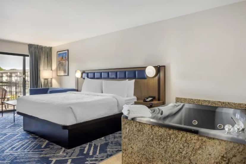 In-room hot tub at Best Western Indian Oak in Chesterton, IN