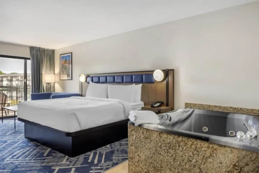 Private in-room jacuzzi in the King Room with Spa Bath - Lake Side/Non-Smoking at Best Western Indian Oak