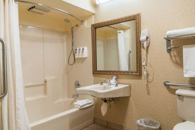 Deep soaking bathtub