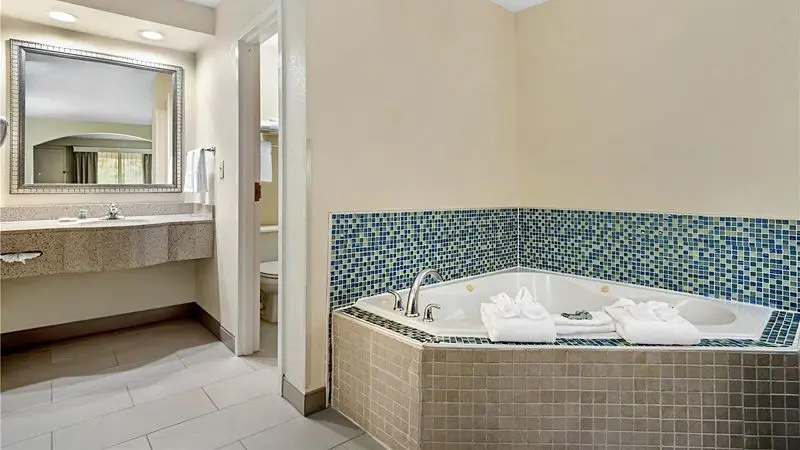 Hotels with jacuzzi in room in Monroe