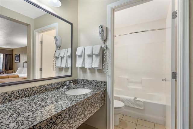 Jetted bathtub