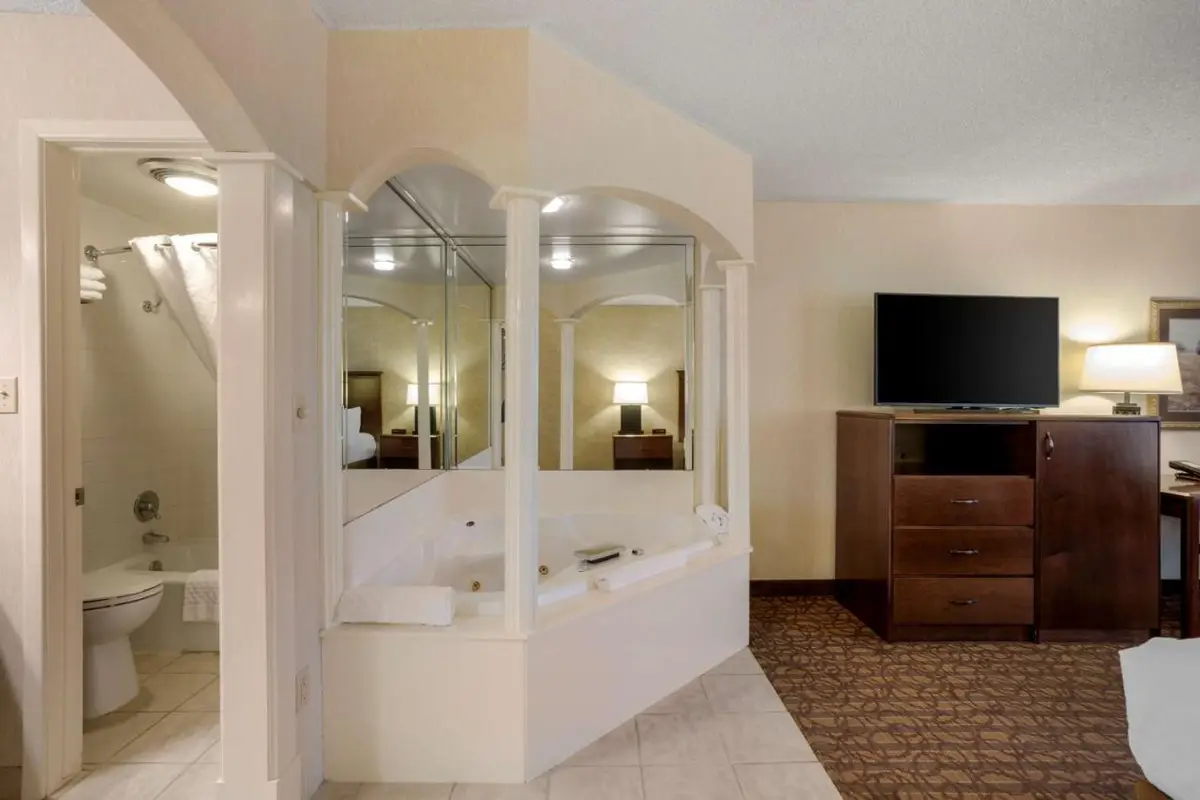 Private in-room jacuzzi at Best Western Inn Of The Ozarks