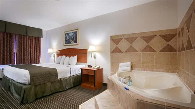 Jetted bathtub at Best Western J. C. Inn