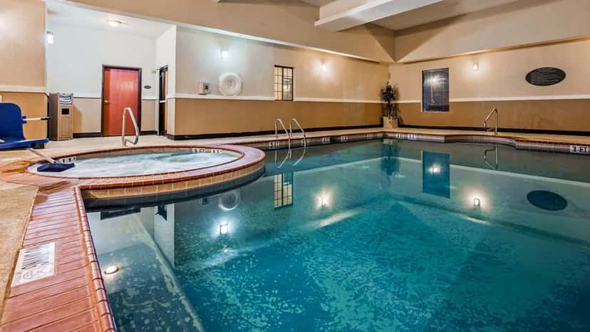 In-room hot tub at Best Western Jacksonville Inn in Jacksonville, TX