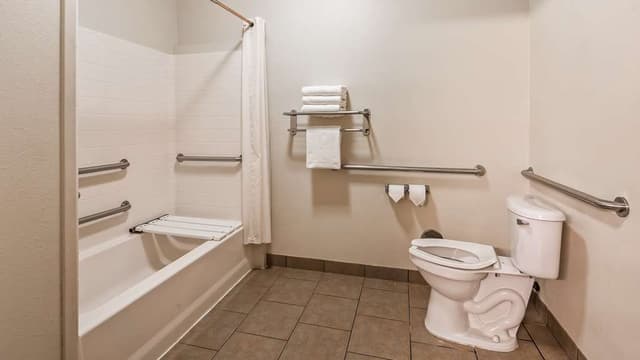 Deep soaking bathtub