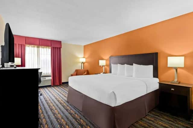 Best Western Kenosha Inn — guest room