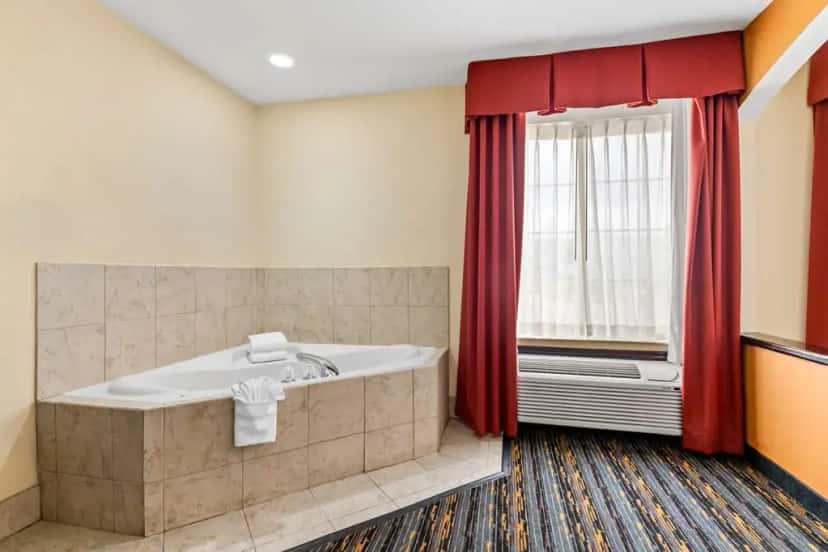 In-room hot tub at Best Western Kenosha Inn in Broken Arrow, OK