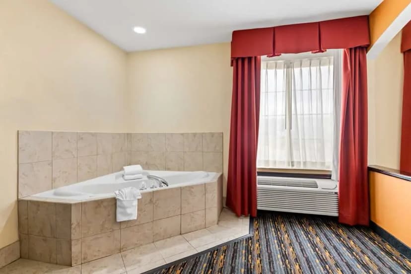 Hotels with jacuzzi in room in Broken Arrow