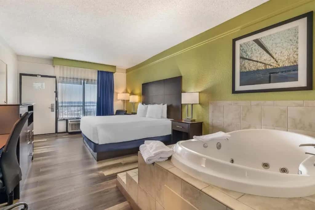 Private in-room jacuzzi in the King Room with Spa Bath - Bayside/Non-Smoking at Best Western Kent Narrows Inn