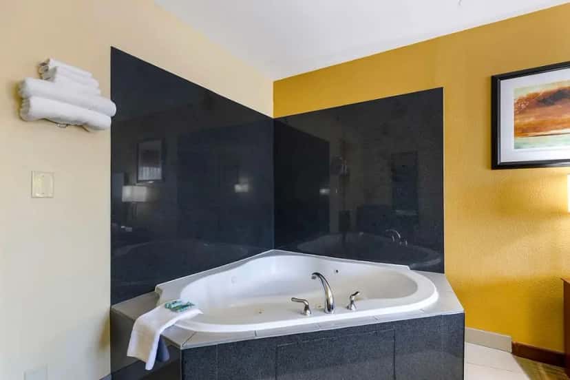 In-room hot tub at Best Western Kiva Inn in Fort Collins, CO