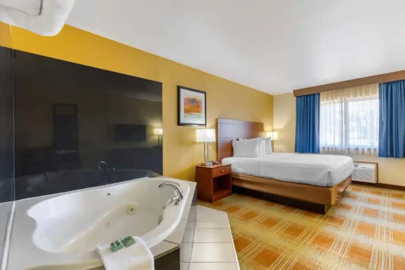 In-room hot tub at Best Western Kiva Inn in Fort Collins, CO